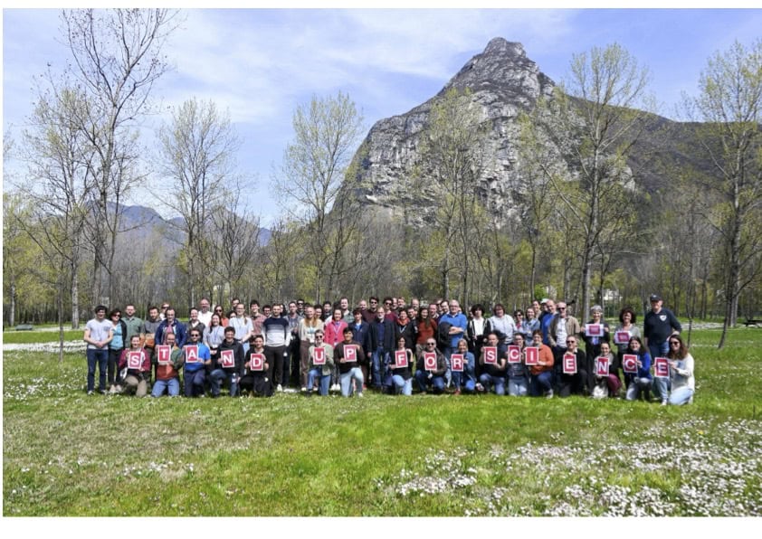 Rassemblement sur le campus EPN (European Photon & Neutron) pour prendre une photo en soutien à Stand Up For Science.
