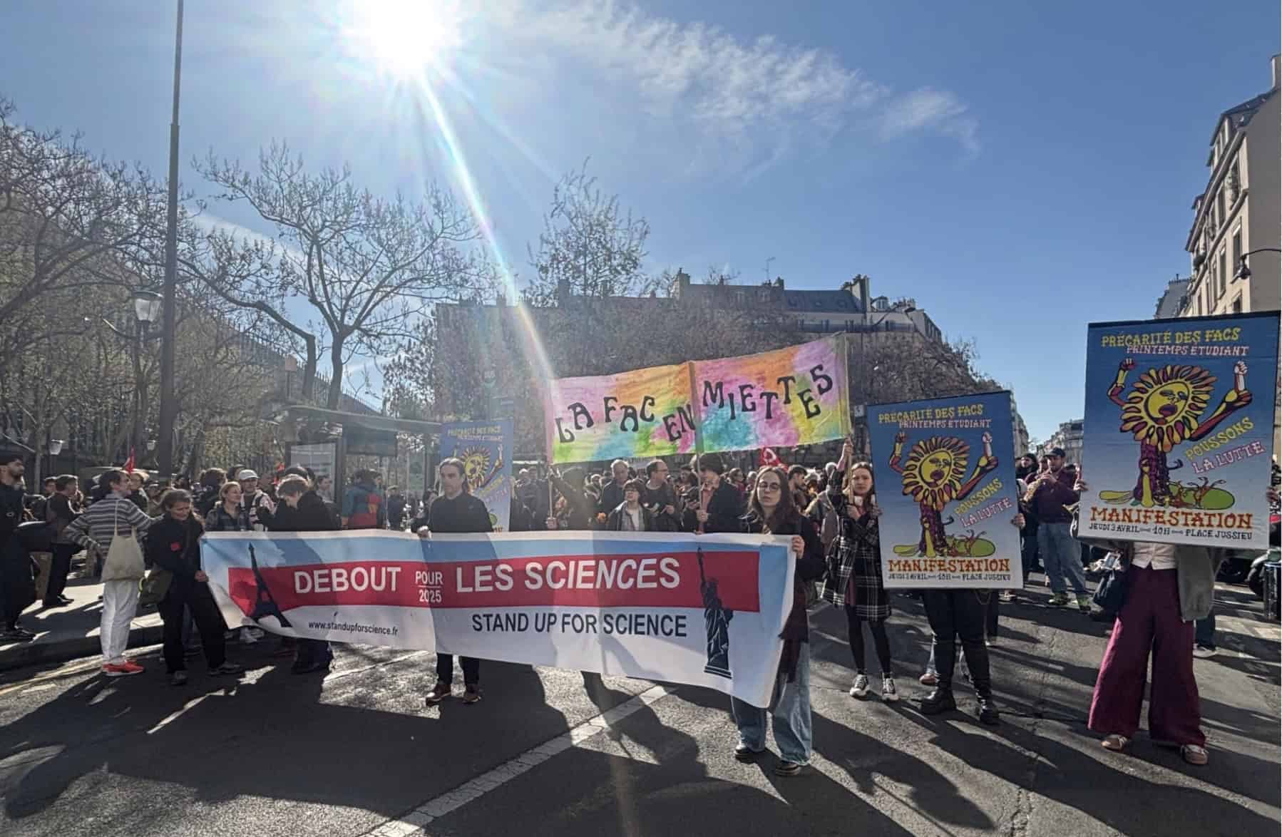 Photo de marche organisée conjointement par Stand Up For Science et par les étudiantes et les étudiants mobilisés en Ile-de-France